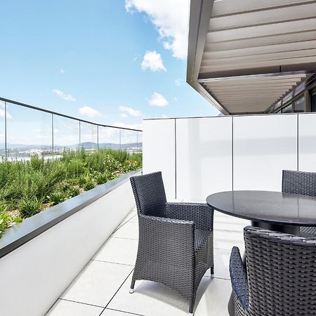 Meriton Suites Camberra Exterior foto A balcony
