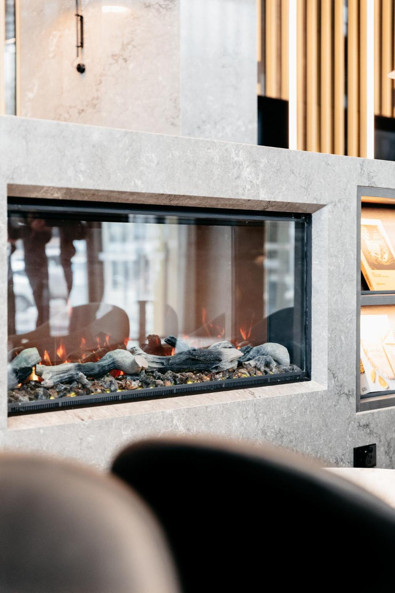 Meriton Suites Camberra Exterior foto A fireplace with ethanol fuel