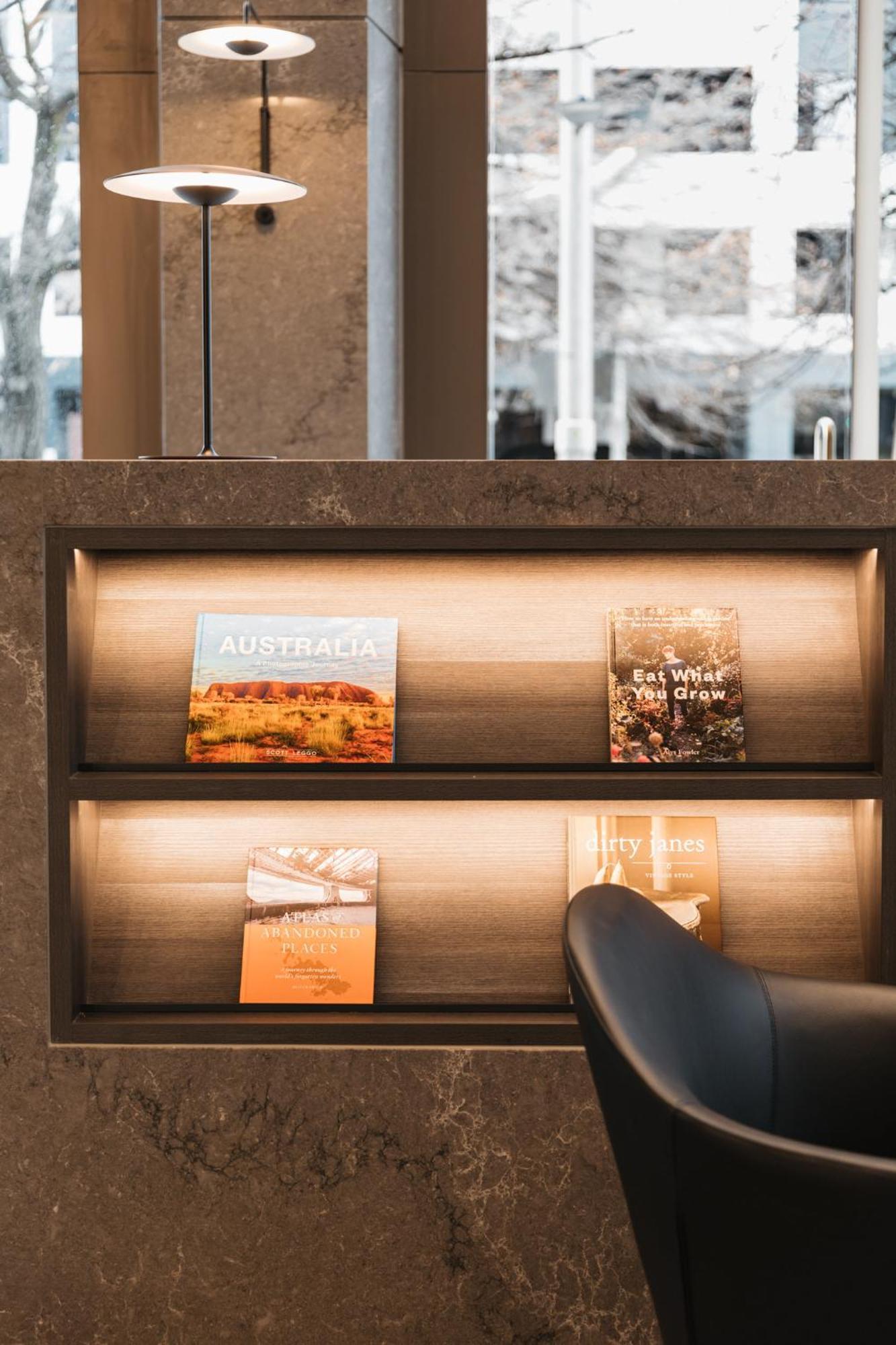 Meriton Suites Camberra Exterior foto A selection of magazines at the lounge