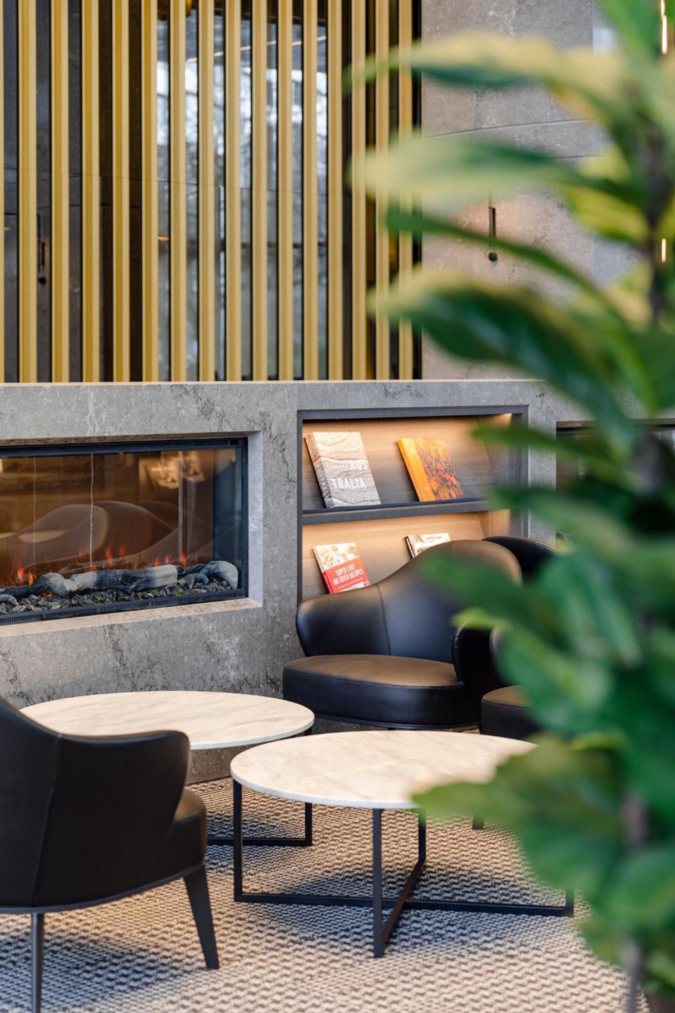 Meriton Suites Camberra Exterior foto The lounge at the airport