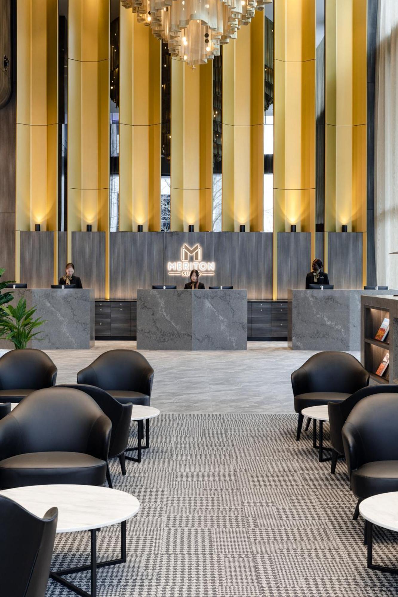 Meriton Suites Camberra Exterior foto The lobby of the hotel