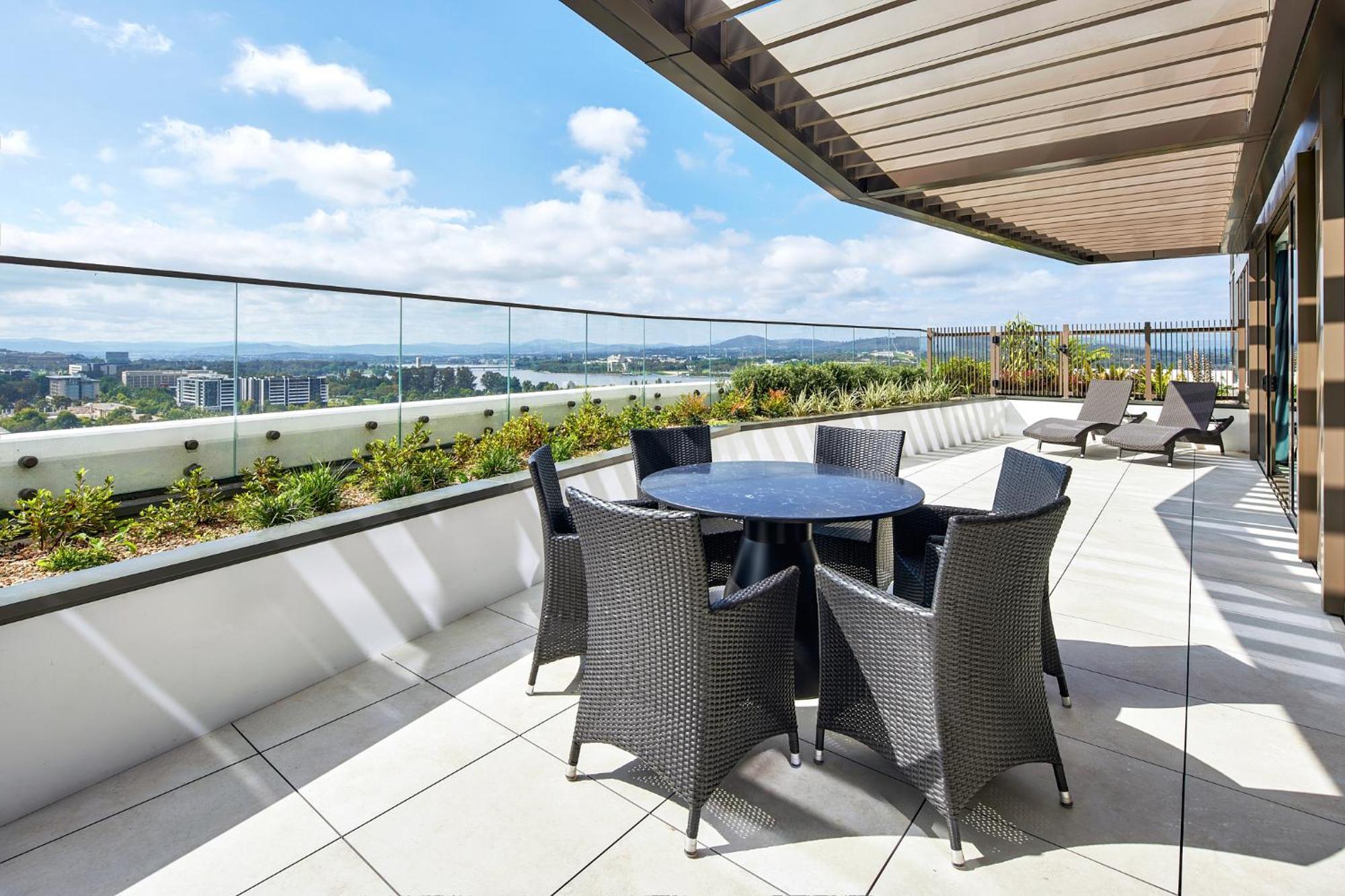Meriton Suites Camberra Exterior foto The rooftop garden