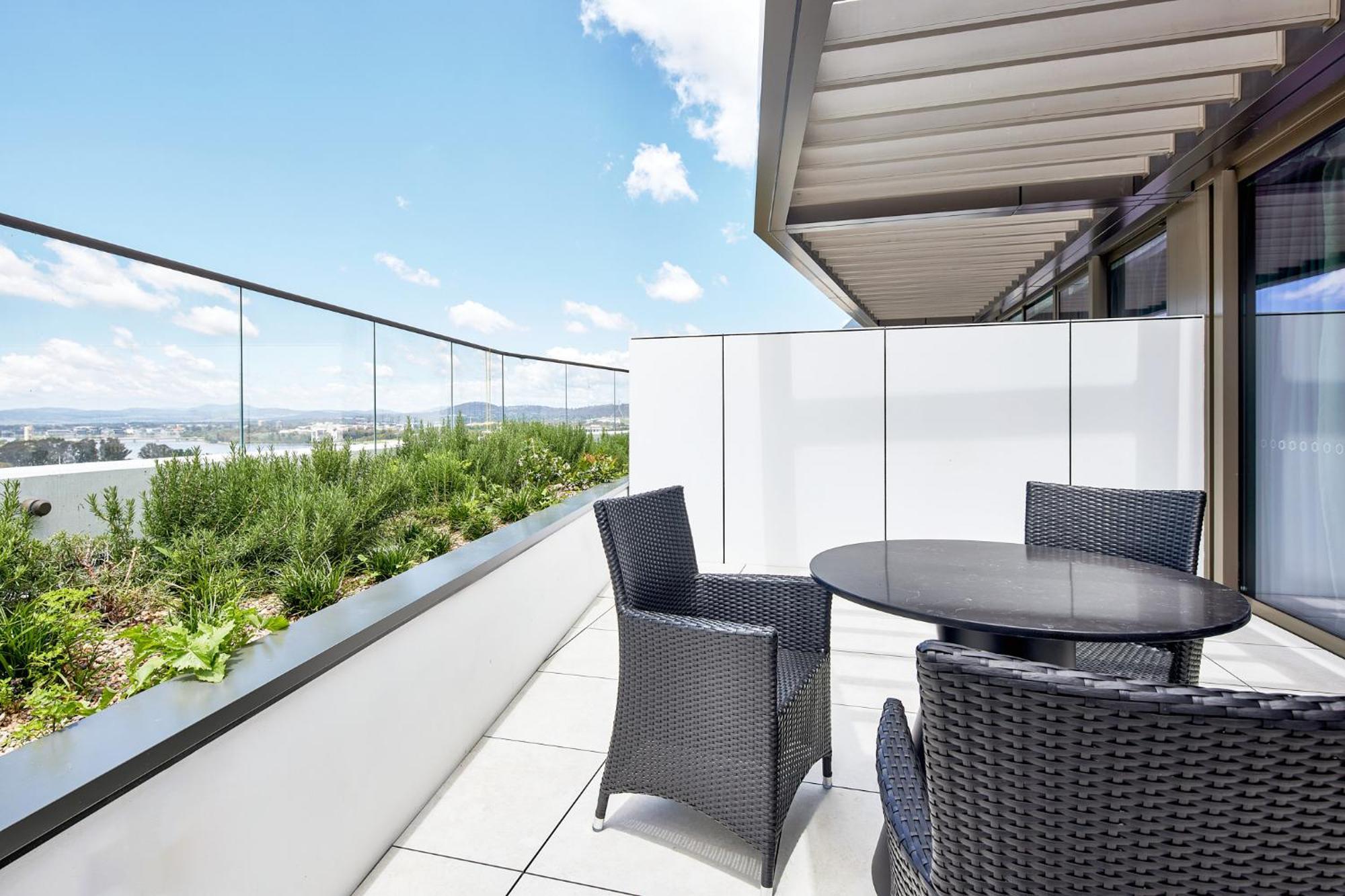 Meriton Suites Camberra Exterior foto A balcony