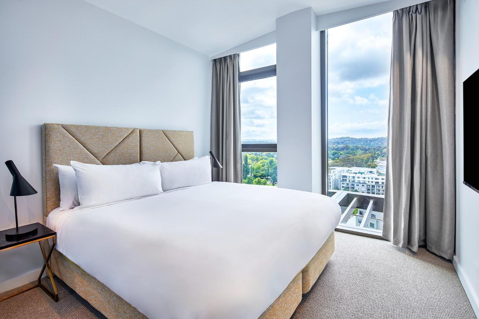 Meriton Suites Camberra Exterior foto A bedroom at the hotel