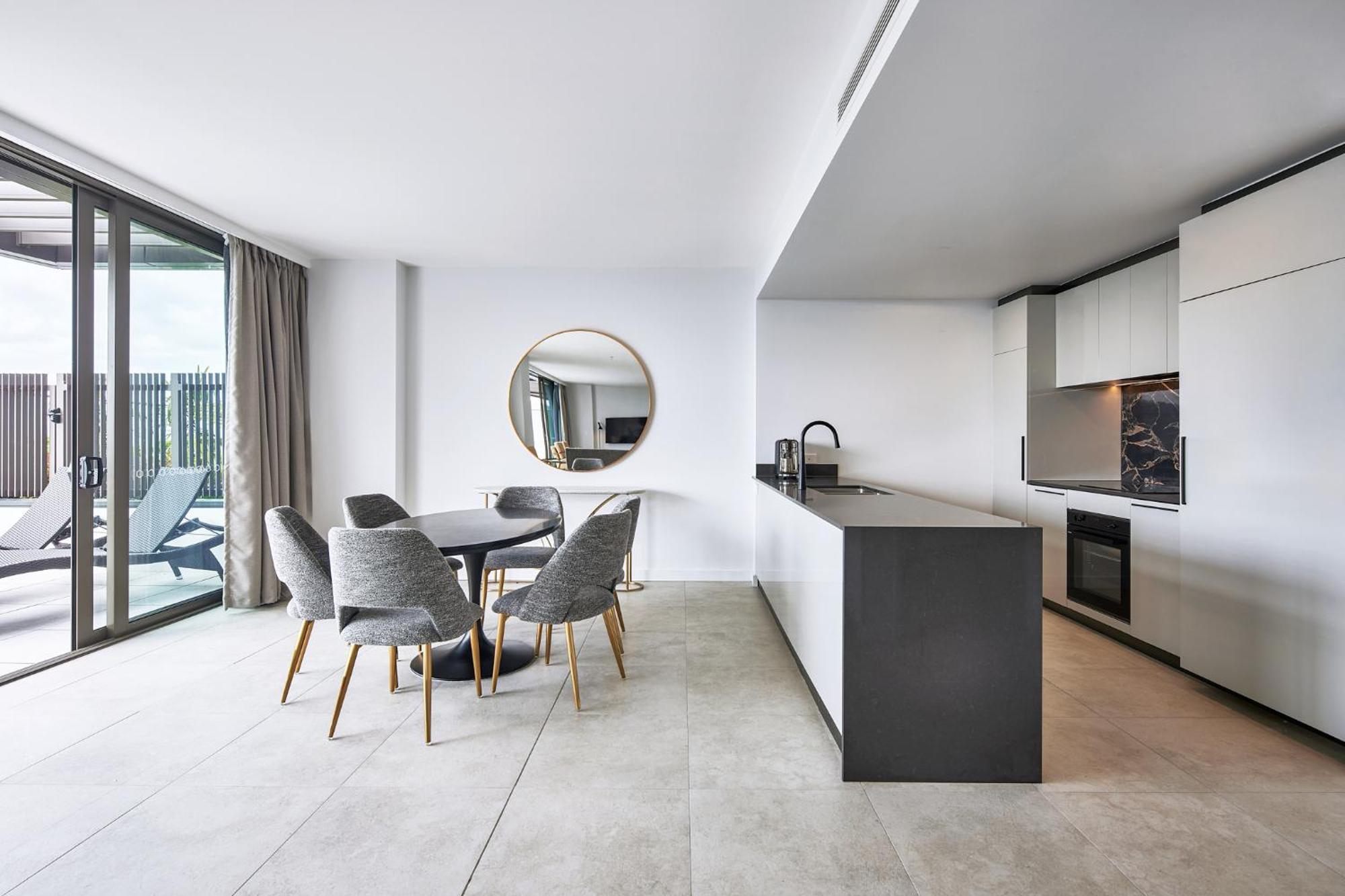 Meriton Suites Camberra Exterior foto The kitchen and dining area of a typical apartment