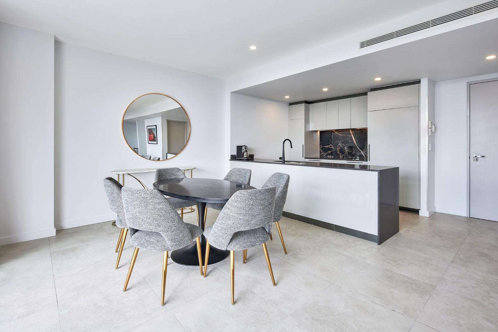 Meriton Suites Camberra Exterior foto A typical apartment interior
