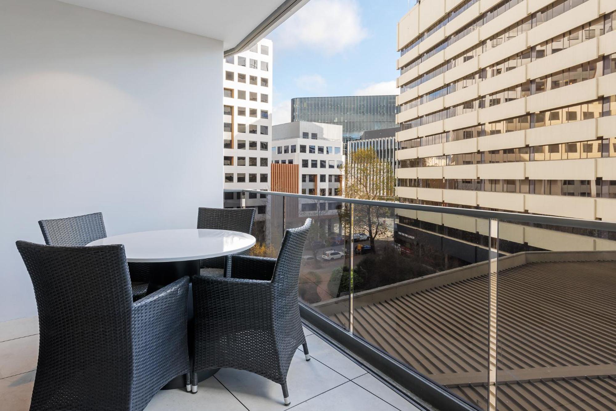 Meriton Suites Camberra Exterior foto A balcony