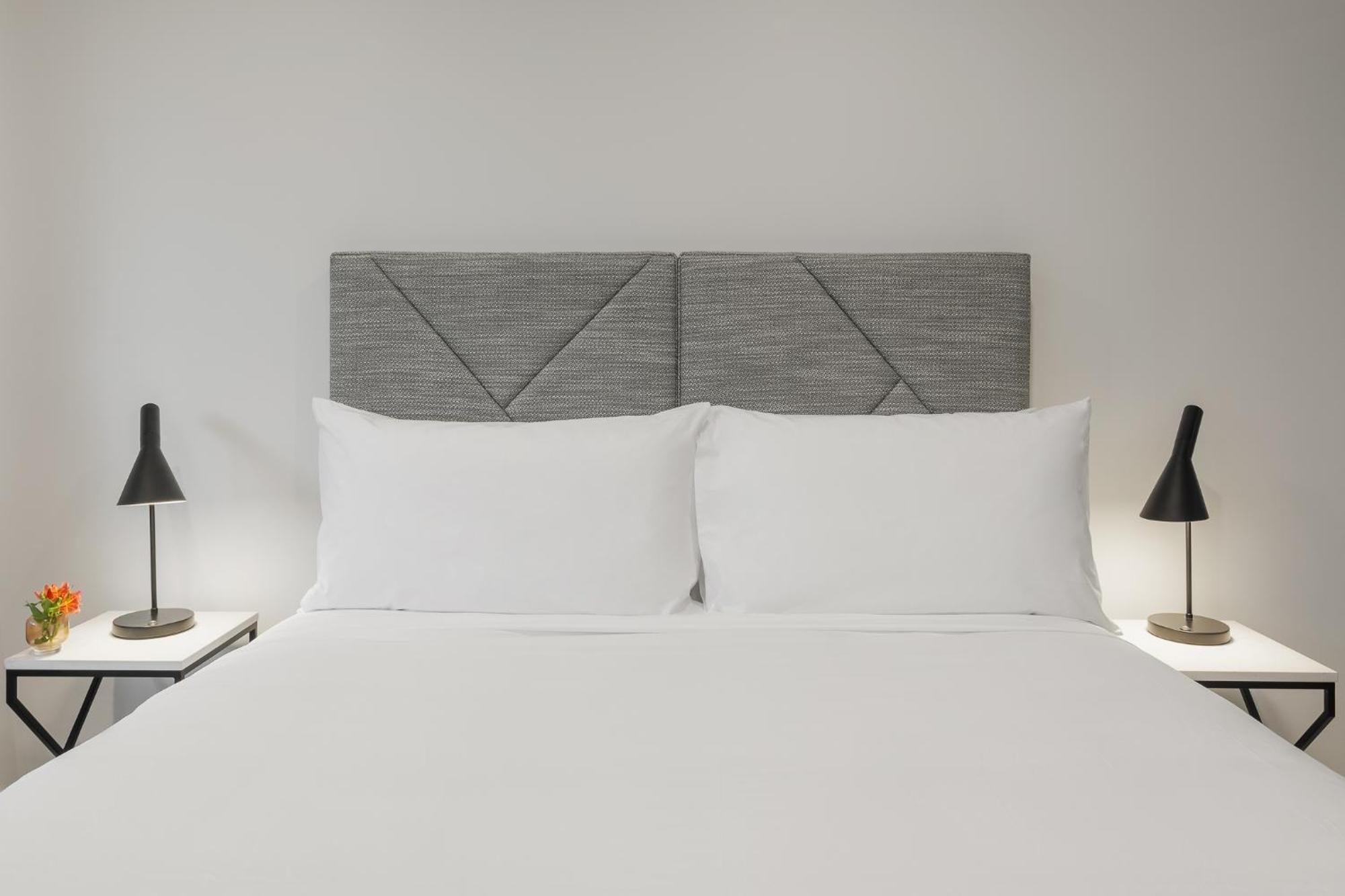 Meriton Suites Camberra Exterior foto A bed with a headboard