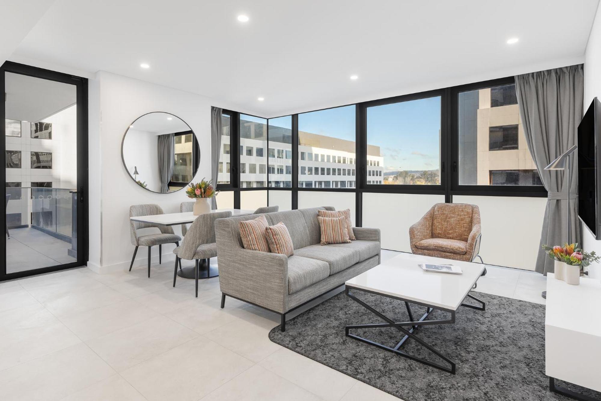 Meriton Suites Camberra Exterior foto The interior of a staged apartment
