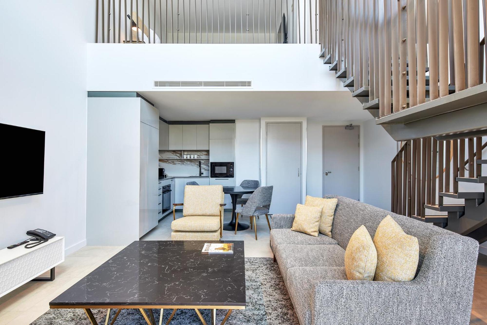 Meriton Suites Camberra Exterior foto The interior of a duplex apartment
