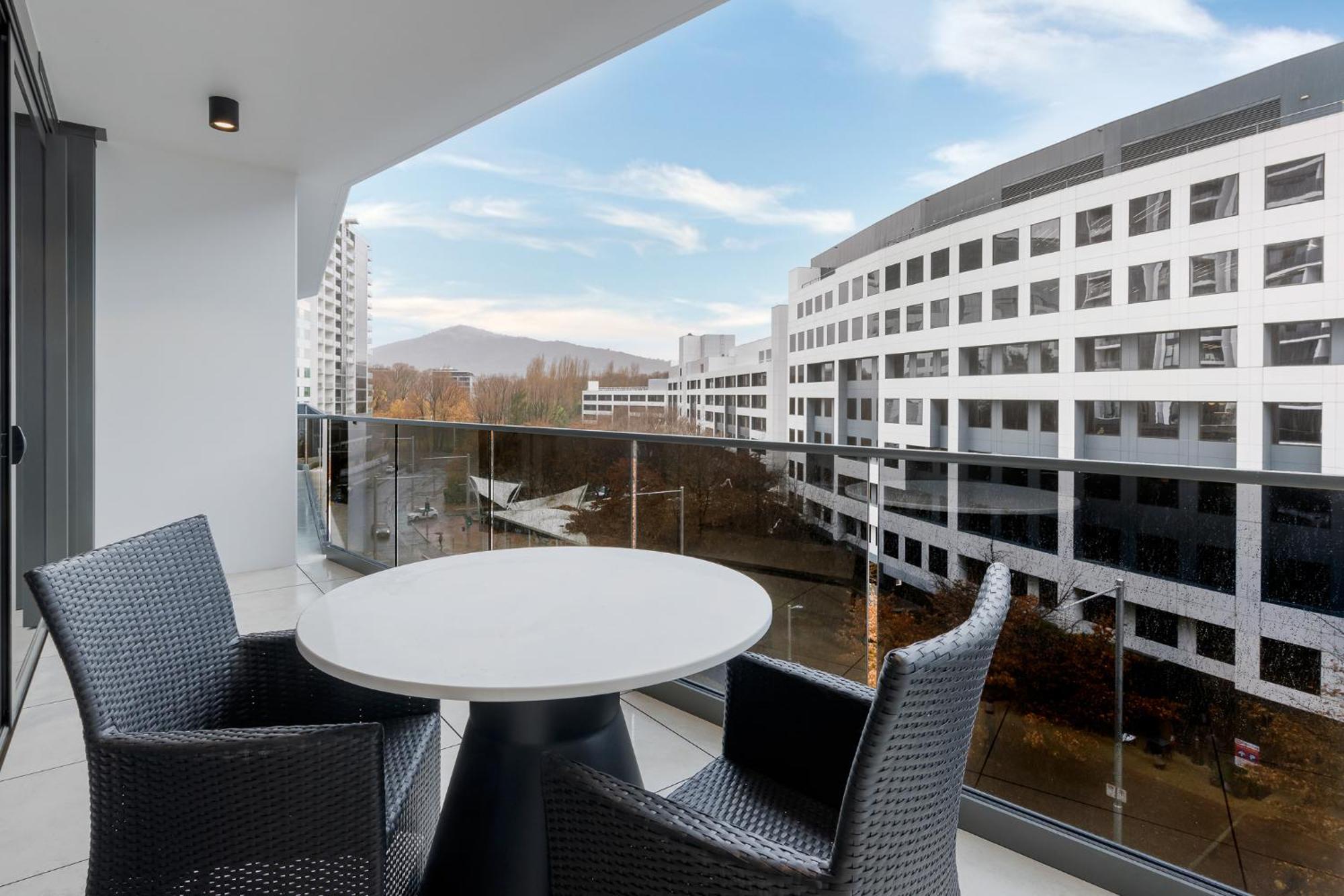 Meriton Suites Camberra Exterior foto Balcony